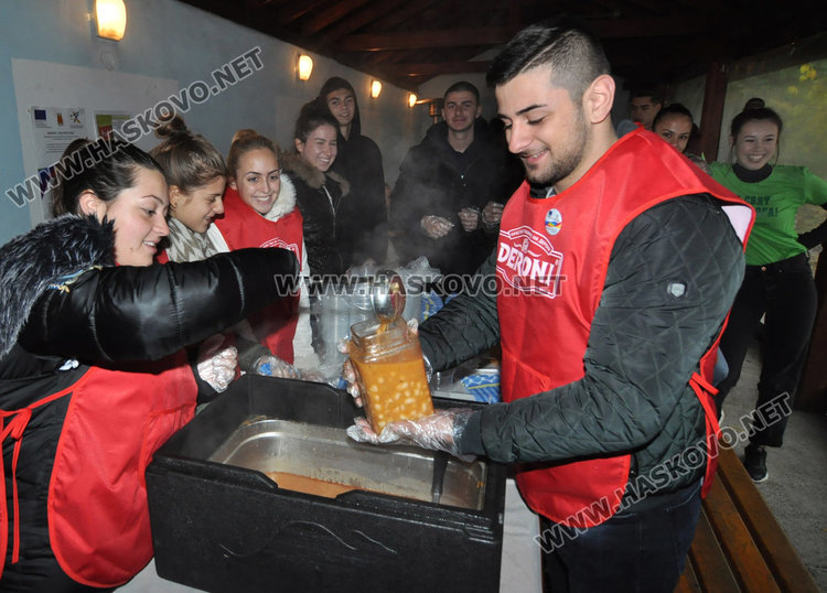 Доброволците от Младежкия раздадоха курбан в Деня на християнското семейство