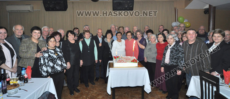 Общата сватбена снимка на 27-те двойки от Харманли, кото тази година празнуват Златна сватба