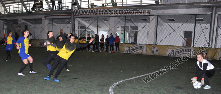 Футболистките на ПМГ в Димитровград шампионки в ученически турнир