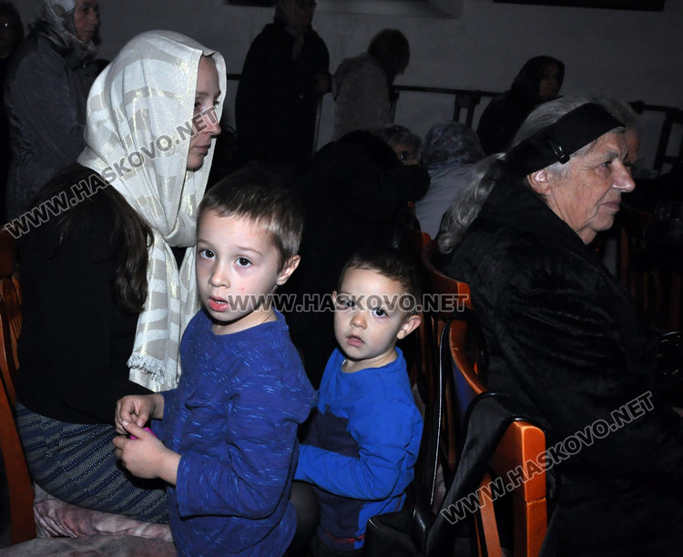 Доброволците от Младежкия раздадоха курбан в Деня на християнското семейство