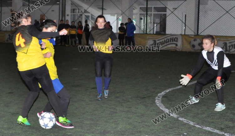 Футболистките на ПМГ в Димитровград шампионки в ученически турнир