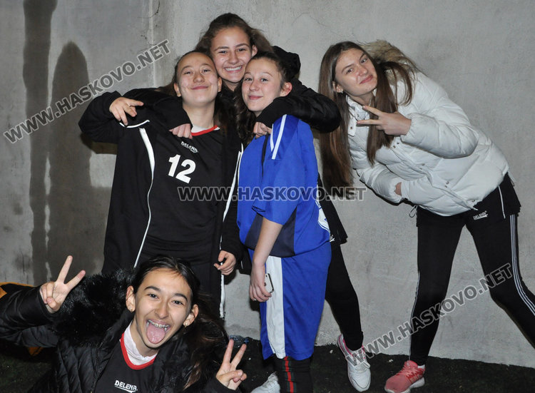 Футболистките на ПМГ в Димитровград шампионки в ученически турнир