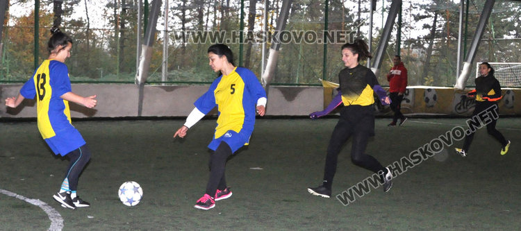 Футболистките на ПМГ в Димитровград шампионки в ученически турнир