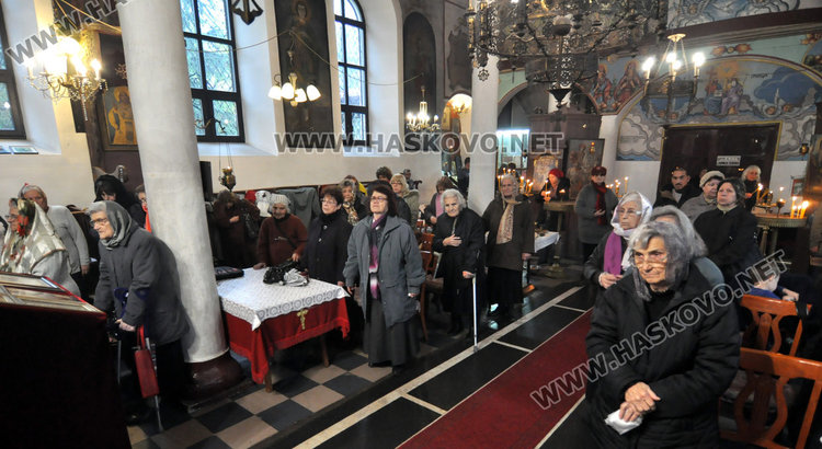 Доброволците от Младежкия раздадоха курбан в Деня на християнското семейство