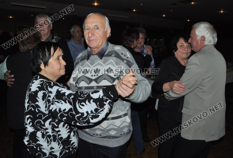 Вдигнаха 27 златни сватби в Харманли в един ден