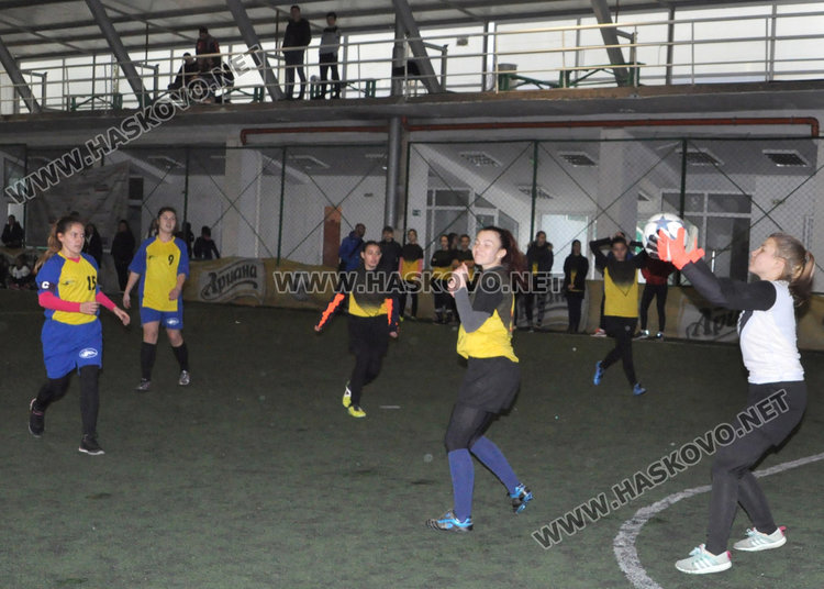 Футболистките на ПМГ в Димитровград шампионки в ученически турнир