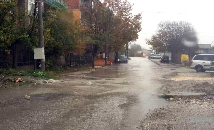 Читатели: Улица “Правда” в Хасково става езеро при дъжд