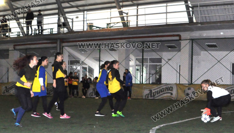 Футболистките на ПМГ в Димитровград шампионки в ученически турнир