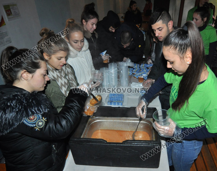 Доброволците от Младежкия раздадоха курбан в Деня на християнското семейство