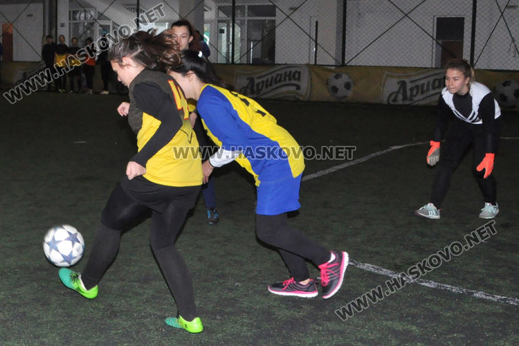 Футболистките на ПМГ в Димитровград шампионки в ученически турнир