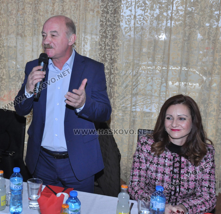 Вдигнаха 27 златни сватби в Харманли в един ден