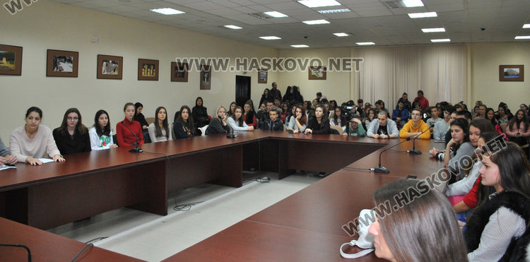 Представиха испанската култура в информационен ден, 300 000 българи емигрирали там