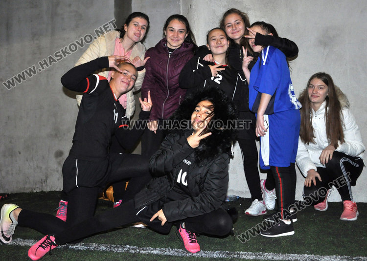 Футболистките на ПМГ в Димитровград шампионки в ученически турнир
