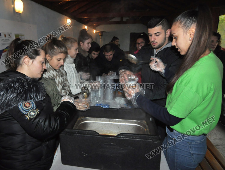 Доброволците от Младежкия раздадоха курбан в Деня на християнското семейство