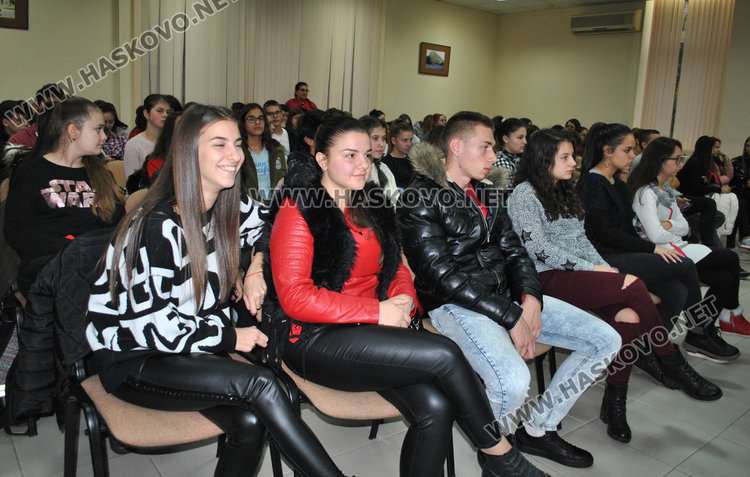 Представиха испанската култура в информационен ден, 300 000 българи емигрирали там