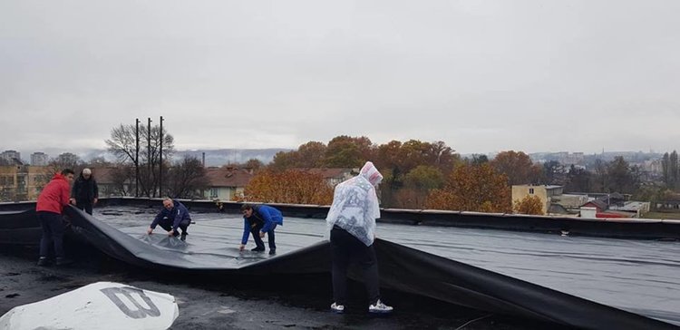 „Ремонт“ на покрива на зала „Арпезос“