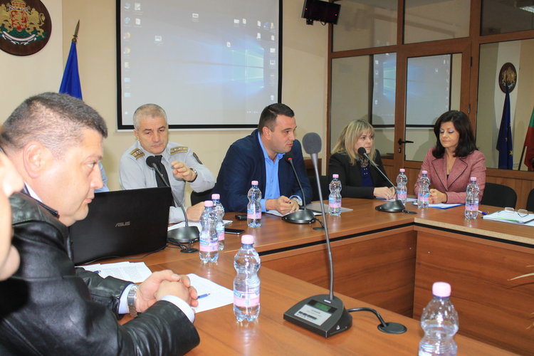 Обсъждат мерки при влошена зимна обстановка при областния управител