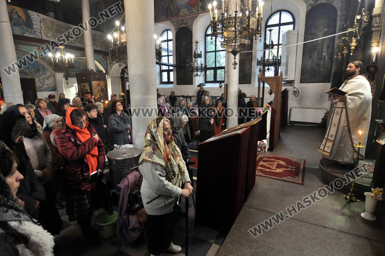 Доброволците от Младежкия раздадоха курбан в Деня на християнското семейство