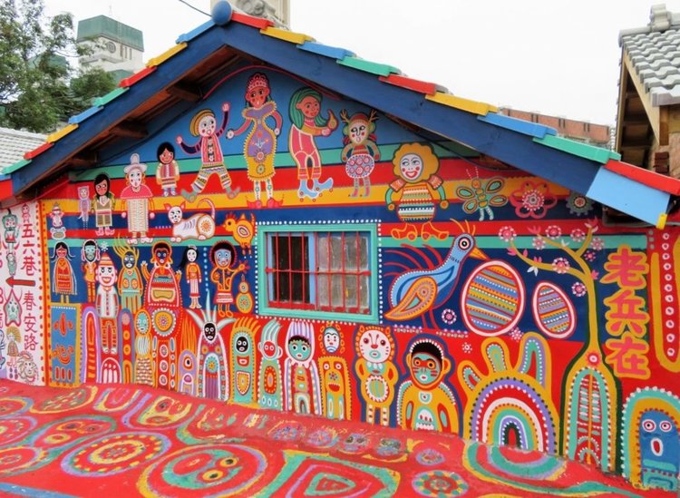 96-годишен дядо изрисува къщите в селото и ги спаси от разрушаване (видео)