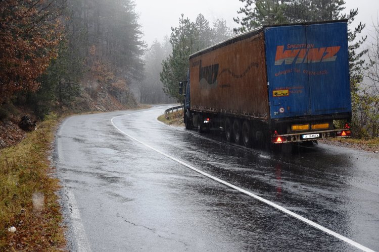 Аварирал тир четвърти ден стои на пътя за Ардино