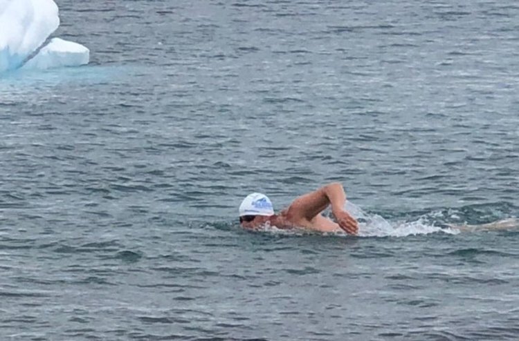 Стойчев развя българското знаме в ледените води на Антарктида 