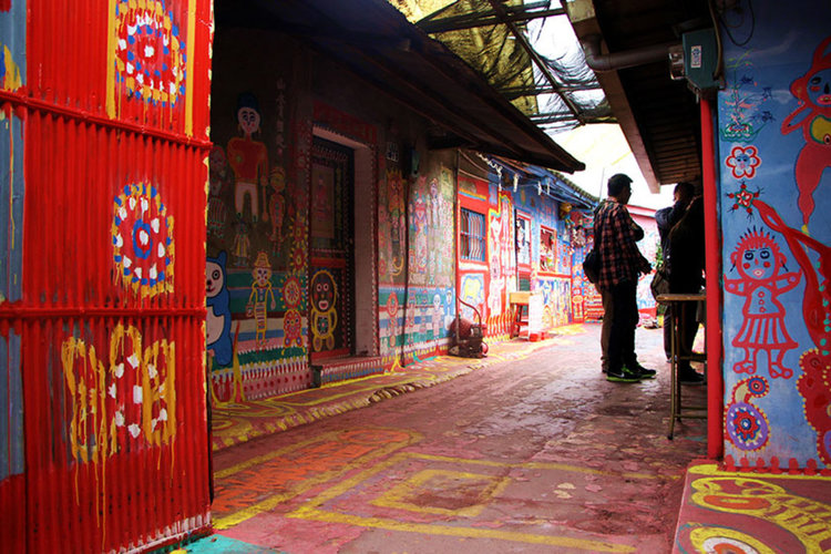 96-годишен дядо изрисува къщите в селото и ги спаси от разрушаване (видео)