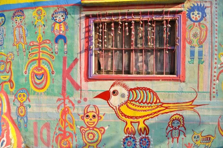 96-годишен дядо изрисува къщите в селото и ги спаси от разрушаване (видео)