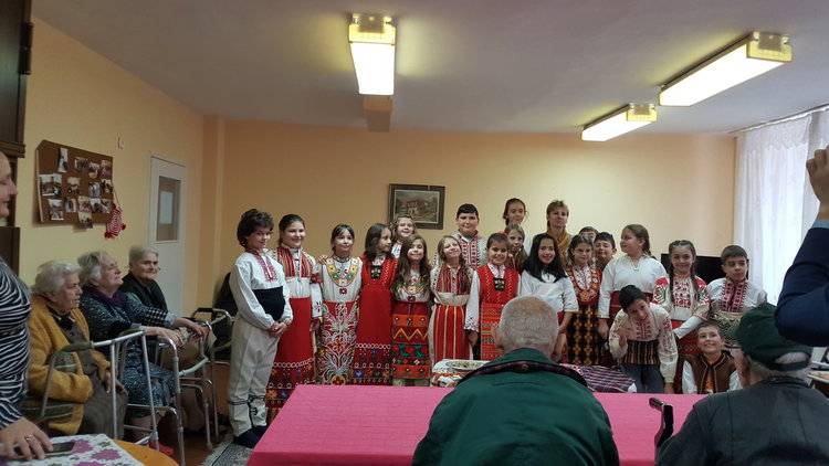 Децата от ОДК поздравиха с програма възрастните хора от Дома 