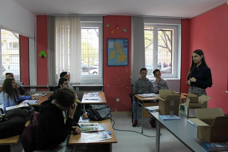 Дебат за Европейския съюз в „Йовков”,студентка от Кърджали с лекция пред учениците