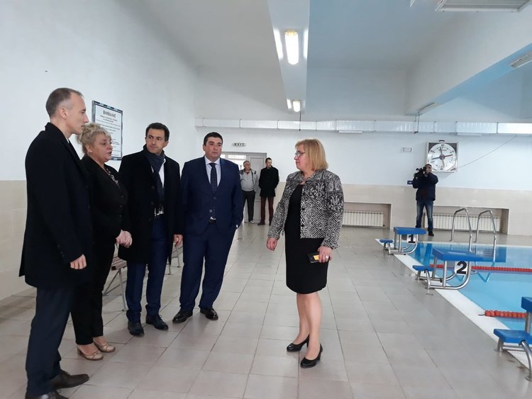 Училище в Златоград показа новия плувен басейн и спортна зала на просветния министър