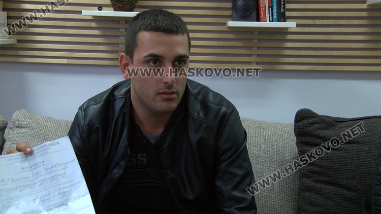 Веселин Илчев показва акта си