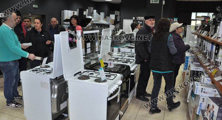 Хасковлии се юрнаха да купуват, обсадиха магазините в Черния петък 