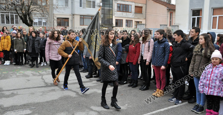 Седмокласничка и учителка по български език с Климентови награди