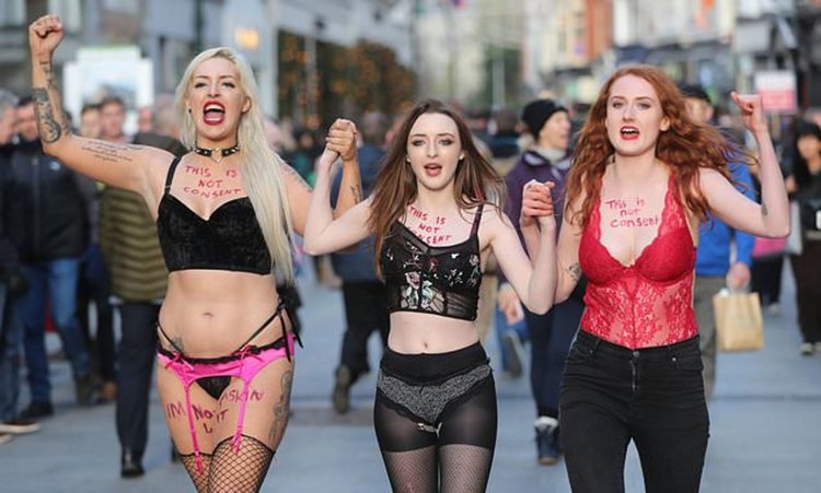 Гневни жени по дантелено бельо в центъра на Дъблин