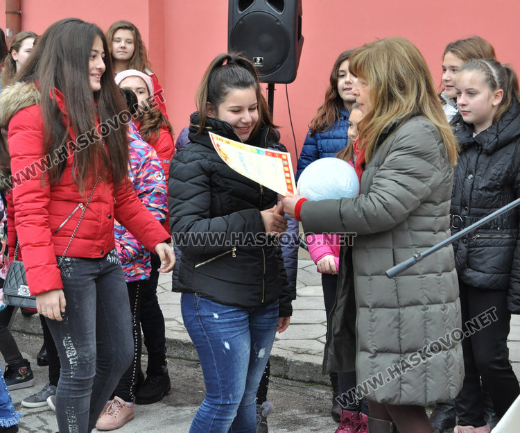 Седмокласничка и учителка по български език с Климентови награди