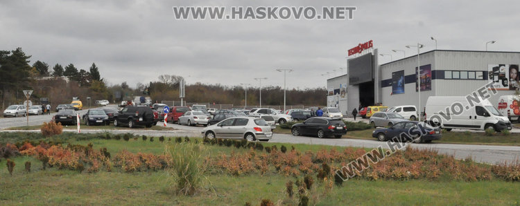 Хасковлии се юрнаха да купуват, обсадиха магазините в Черния петък 