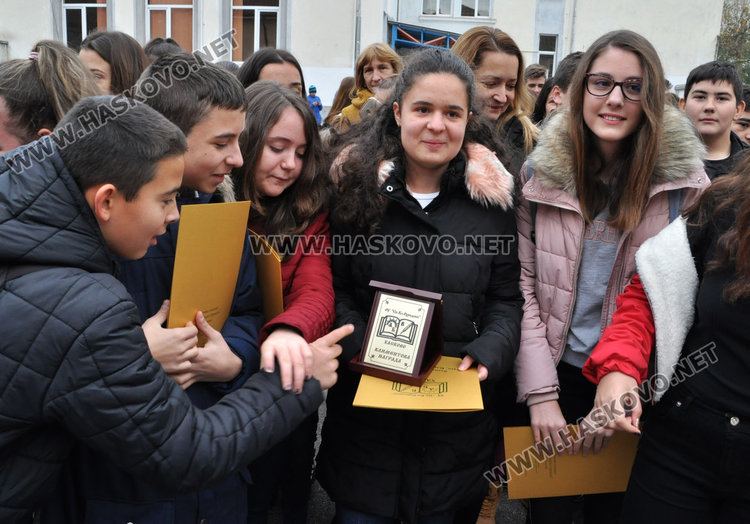 Седмокласничка и учителка по български език с Климентови награди