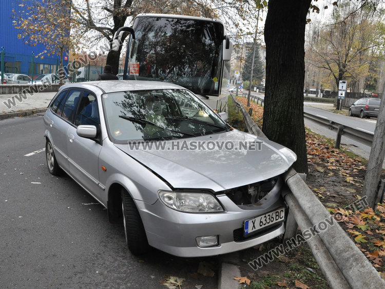 Кърджалийски автобус метна хасковска мазда в мантинелите