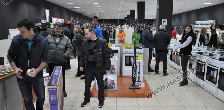 Хасковлии се юрнаха да купуват, обсадиха магазините в Черния петък 