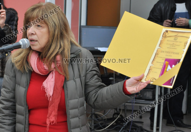 Седмокласничка и учителка по български език с Климентови награди