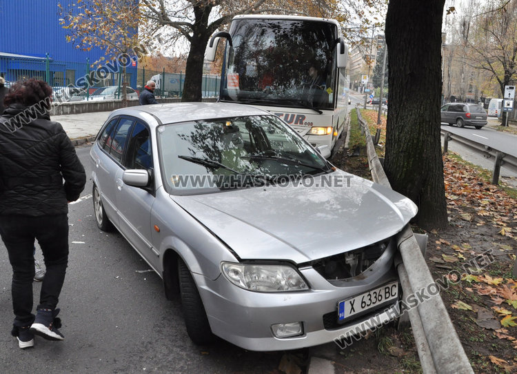 Кърджалийски автобус метна хасковска мазда в мантинелите