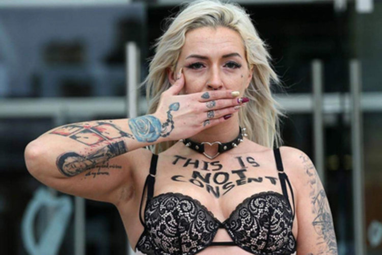 Гневни жени по дантелено бельо в центъра на Дъблин