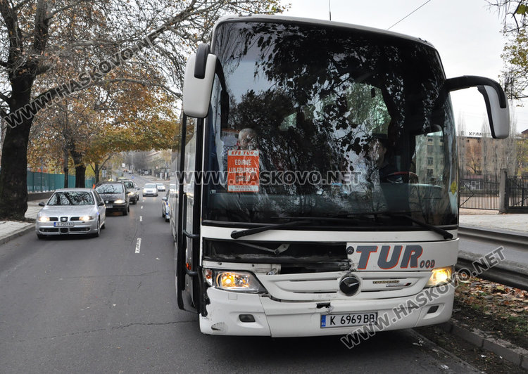 Кърджалийски автобус метна хасковска мазда в мантинелите