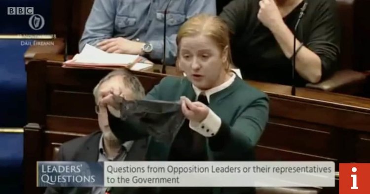 Гневни жени по дантелено бельо в центъра на Дъблин