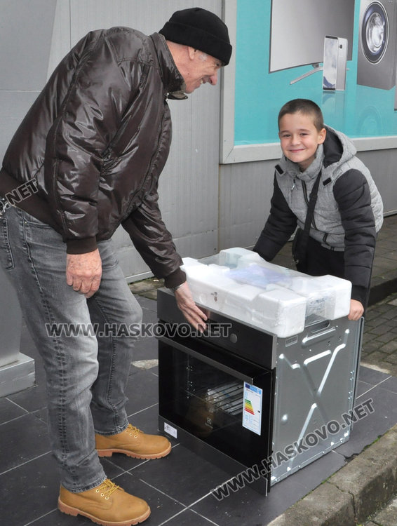 Хасковлии се юрнаха да купуват, обсадиха магазините в Черния петък 