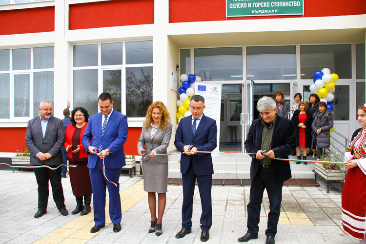 Прерязаха лентата на обновената Гимназия по селско и горско стопанство