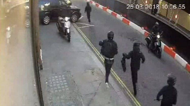 Българин наръган със самурайски меч, спрял грабеж в Лондон (видео)