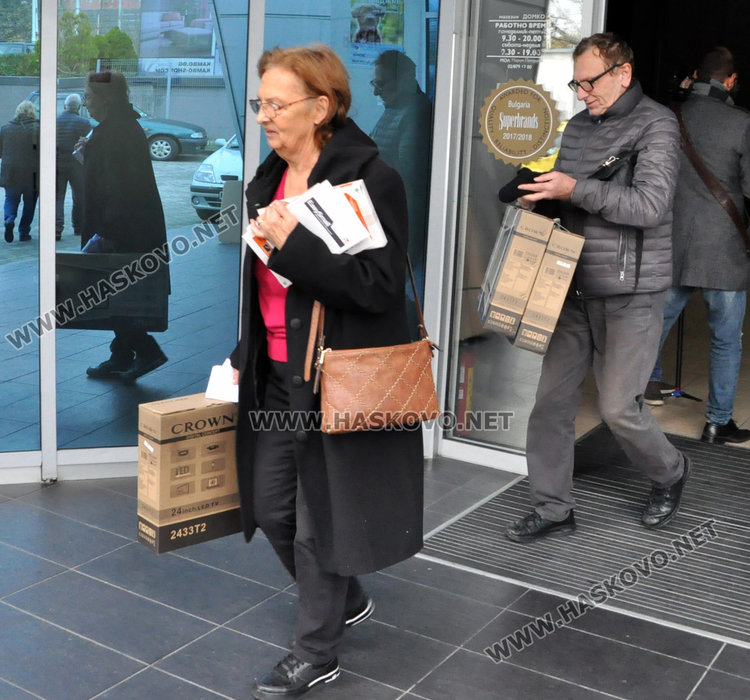 Хасковлии се юрнаха да купуват, обсадиха магазините в Черния петък 