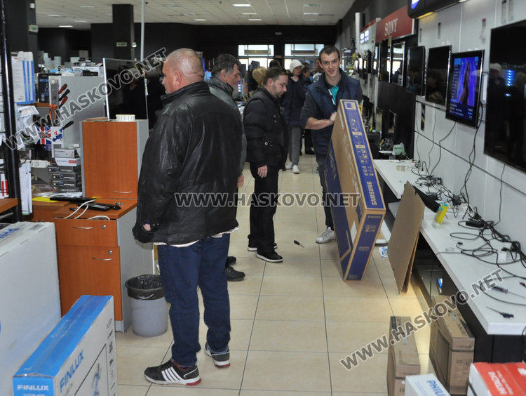 Хасковлии се юрнаха да купуват, обсадиха магазините в Черния петък 