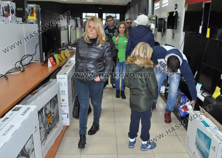Хасковлии се юрнаха да купуват, обсадиха магазините в Черния петък 